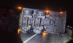 Bilecik yolunda tır devrildi, yol ulaşıma kapandı