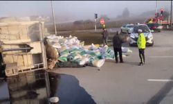 Eskişehir’de tır devrildi, yol trafiğe kapandı!