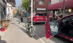 Eskişehir'de yol ortasına park edip işlerini halletti!