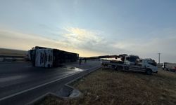 Afyon’da saman yüklü tır devrildi, trafik aksadı!