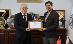 Başkan Durgut'a onursal üyelik plaketi
