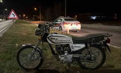Afyon’da motosiklet kaldırıma çarpıp devrildi