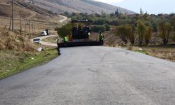 Dinar köylerinde sıcak asfalt çalışması