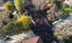 Şehidin kardeşi abisinin üniformasını giydi, feryadı yürek burktu!