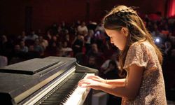 Bilecik’te minik piyanistler sahnede hünerlerini sergiledi