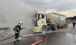 Bilecik'te seyir halindeki beton mikseri bir anda alev aldı