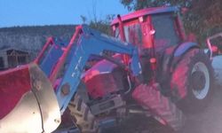 Tarla yolundan çıkan traktör minibüsle çarpıştı