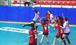 Okullu hentbolcular parkeye çıkıyor