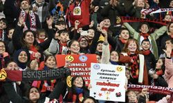 Eskişehirspor'un minik taraftarı tribünleri coşturdu