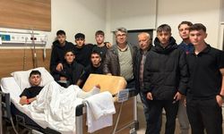 Genç futbolcuyu hastanede ziyaret ettiler!