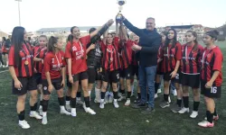 Kadın futbolcular kupa sevinci yaşadı