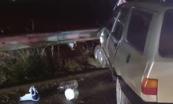 Kontrolden çıkan araç refüje çarptı