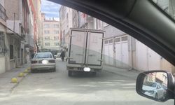 Eskişehir’de eğik kamyon sürücüleri tedirgin etti