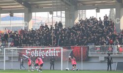 Eskişehirspor taraftarı deplasmanda şov yaptı!