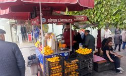 Eskişehir Hamamyolu’nda limonata tezgâhı ilgi odağı oldu