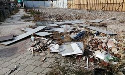 Belediye yıktı, alan çöplüğe döndü: Esnaf tepkili
