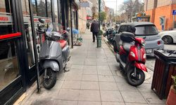 Eskişehir'de kaldırımındaki görüntü pes dedirtiyor!