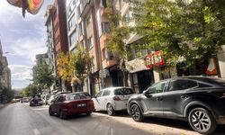 Şair Fuzuli Caddesi’nde çift sıra park trafiği kilitliyor