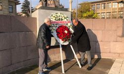 Eskişehir’de mülkiyelilerden Atatürk büstüne çelenk töreni