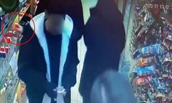 Kalabalığı fırsat bildi, alkollü içeceği cebine atıp kaçtı!