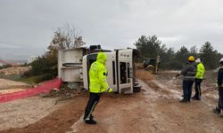 Bilecik'te devrilen kamyonda sıkışan sürücüsü yaralandı