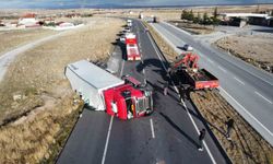 Afyon'da meyve yüklü tır devrildi
