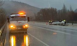 Afyon'da refüje devrilen otomobil sürücüsü yaralandı