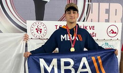 Altın madalyaya kulaç attı