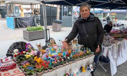 Eskişehir'de soğuk havayı el emeği çiçekleriyle ısıtıyor