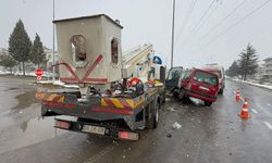 Kavşakta kaza: İki araç çarpıştı, çok sayıda yaralı var