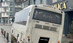 Minibüsün devrilme tehlikesi yaşadığı çukur siyasi tartışma yarattı