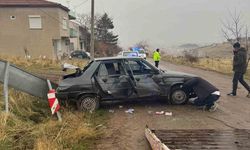 Trafik levhasına çarptı aracı hurdaya çıktı!