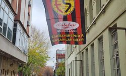 Eskişehir'de esnaf, Eskişehirspor’a destek için bayrakları astı