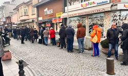 Eskişehir'de soğuklar başladı, kapısında kuyruk oluştu!