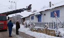 Çatıda mahsur kaldı, karların arasından itfaiye kurtardı!