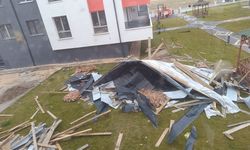 Eskişehir'deki fırtınada çatı uçtu, evin içine girdi!