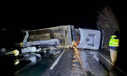 Direksiyon hakimiyetini kaybetti, tır yolu kapattı!