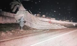 Fırtına fabrika çatısını uçurdu