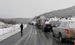 Seyitgazi yolunda arızalanan araç trafiği kilitledi