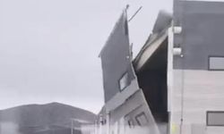 Şiddetli rüzgar fabrikanın duvarını işte böyle yıktı!