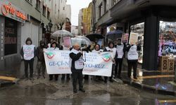 Eskişehir'de emeklilerden yağmura rağmen nöbet!