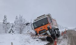 Kar küreme kamyonu yoldan çıktı