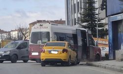 Eskişehir'de taksi, dönüş yapan dolmuşa çarptı