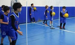 Küçük basketbolcular parkede geleceğe hazırlanıyor