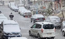 Kütahya’da kar bastırdı: Kazalar peş peşe geldi!