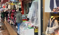 Eskişehir’de yağmur bastırdı, esnaf brandalara sarıldı!