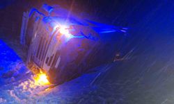 Yoğun kar yağışta kayan tır devrildi