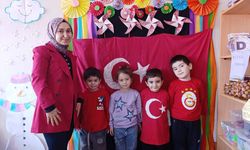 Minik öğrenciler kendi ellerinden bayrağıyla tanıştı