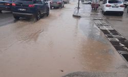 Eskişehir'de etkili olan sağanak sonrası cadde göle döndü!