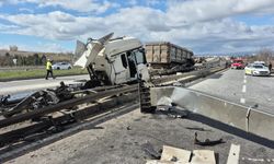 Eskişehir çevre yolunda korkutan kaza: Tırın kabini koptu!